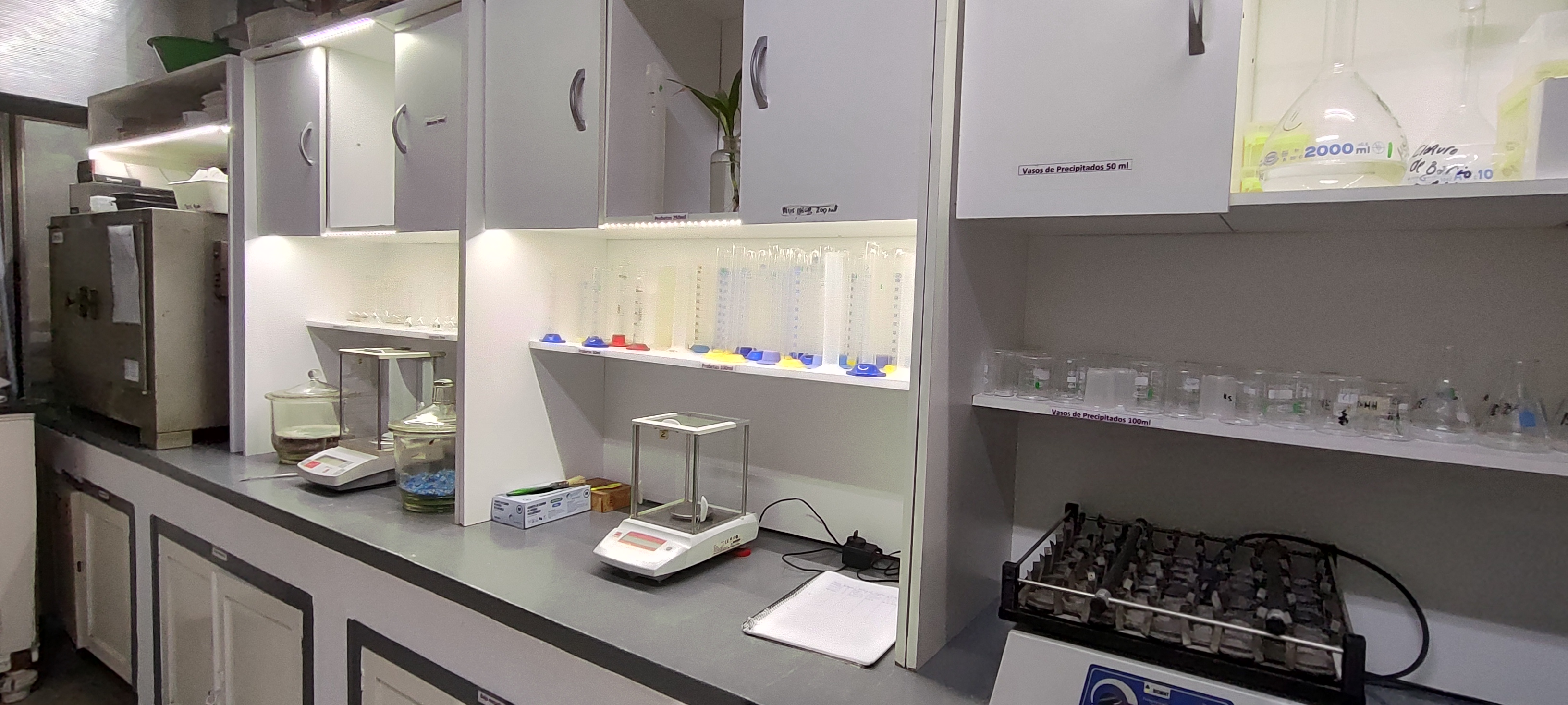 Balanzas e instrumental de laboratorio utilizados en investigaciones químicas en FAUBA